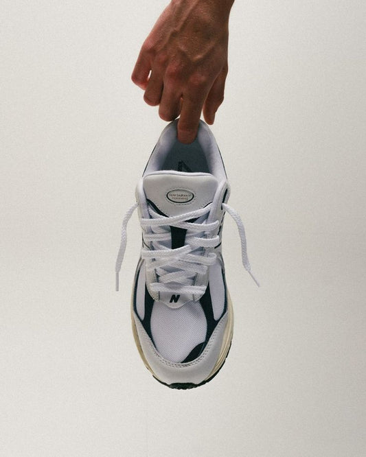 Cómo quitar el mal olor de los tenis: 7 métodos reales (y por qué vuelve)